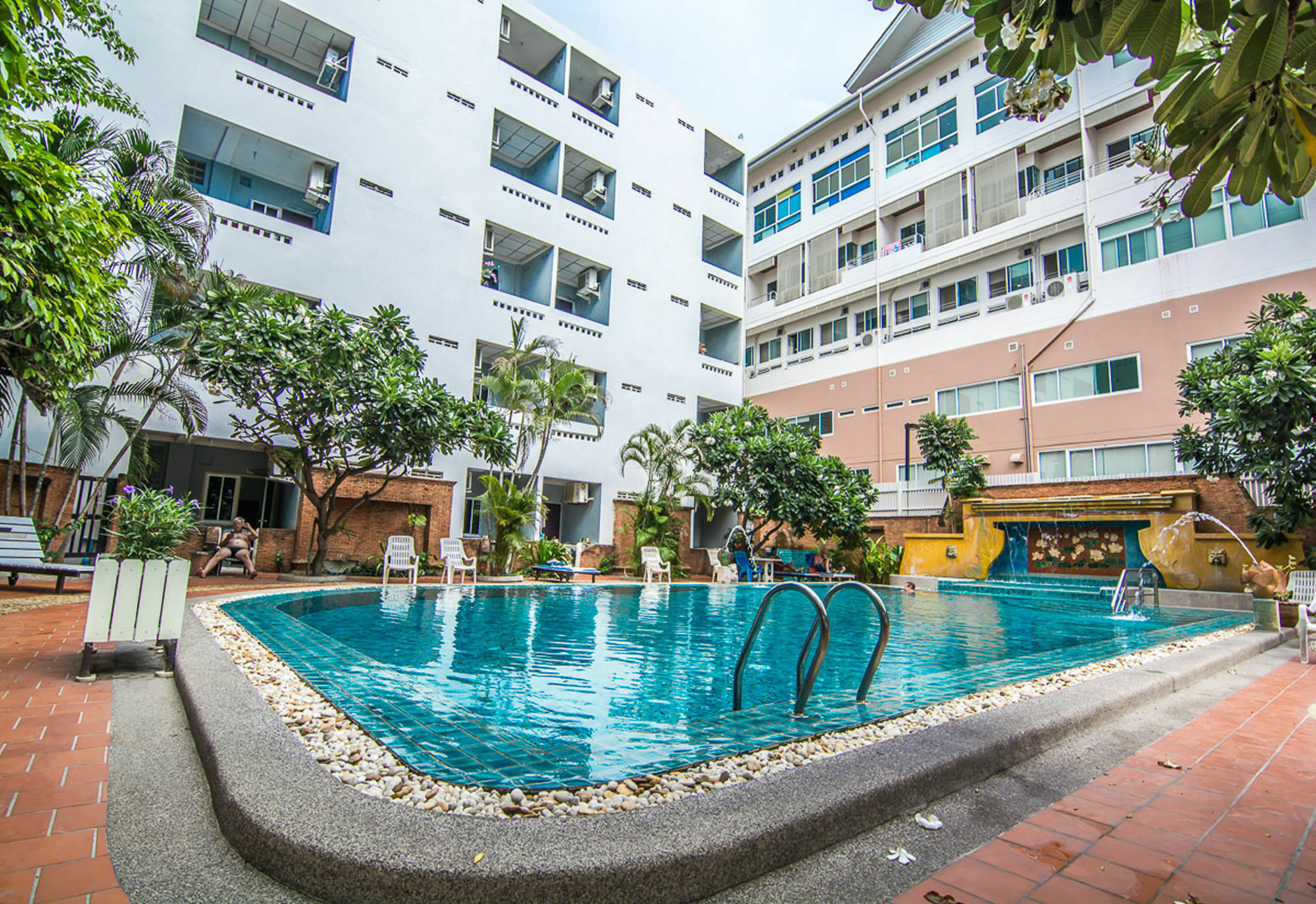 Sutus Court 5 Hotel Pattaya Luaran gambar